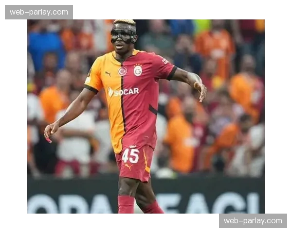 特写：点球罚失后，奥斯梅恩在替补席低头沉思